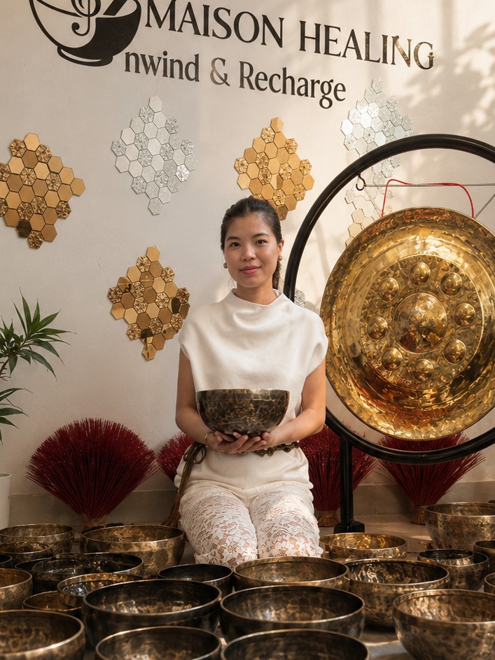 Sound healing master with singing bowls and gong